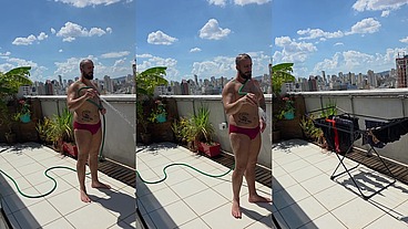Regando as plantas e estendendo roupa peladão