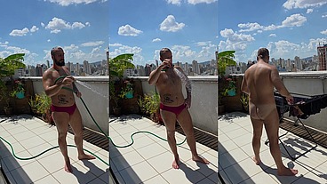 Regando as plantas e estendendo roupa peladão