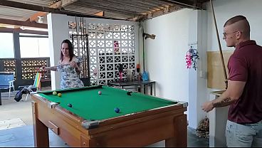 Apostei no jogo de sinuca, perdi e tive que pagar aposta com cuzinho.
