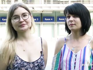 Ersties - Marie S und Emily amüsieren sich mit Analplug und Vibrator