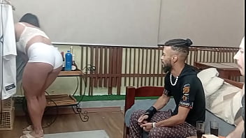 TIA SAFADA FAZENDO DPV COM SOBRINHOS QUE DEIXOU ELES ENCHEREM SUA BUCETA DE PORRA