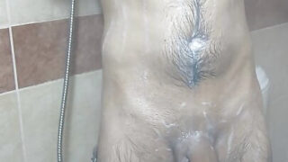 Anh chàng nghiệp dư trong phòng tắm vuốt ve dương vật đầy lông cho đến khi xuất tinh mạnh mẽ và kết thúc bằng màn xuất tinh vào hậu môn.