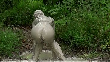 Teen Annabelle Pync messy in bubbling mud