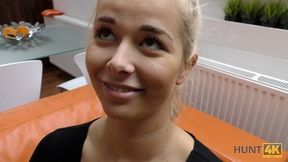 Amateur. Hunter fängt den richtigen Moment ein, um Teen Blonde zu verführen