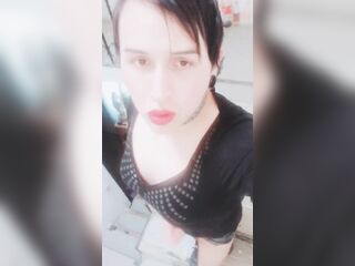 Travesti vestida muy zorrita se empina y enseña la tanga