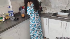 Mi Hijastra Hermosa con Vestido Azul Cocinando Es Mi Esclava Sexual Cuando su Mama no Esta en Casa