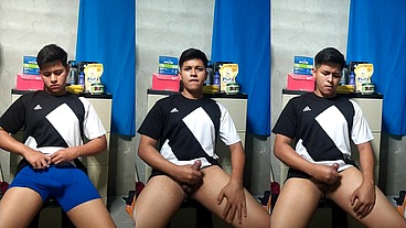 Alan Tokers sé masturba en su habitación