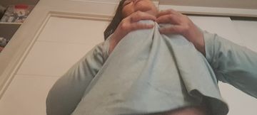 bouncing tits, mom&#039;s