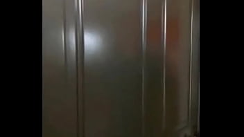 Mi madre le da su regalo a mi amigo