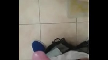 Ragazzo italiano si masturba &egrave_ si riprende con il suo smartphone