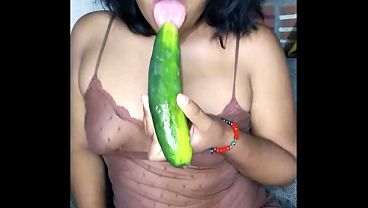 PUTI POBRE MEXICANA SARITA SANCHEZ MUESTRA SU RICA CONCHA Y SE MASTURBA CON UN PEPINO QUE TAMBIEN SE METE AL CULO