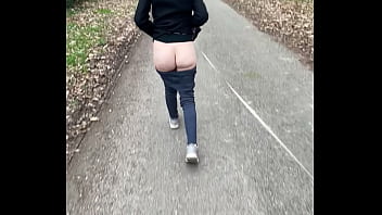 Le cul a l air pendant la promenade du chien