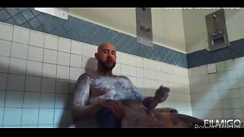 Prison cumshot at its finest.. longstroking white cock hiding in the prison shower