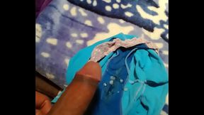 Me corro en las pantis sucias de mi prima