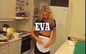 Svensk piga leker i koket - Eva