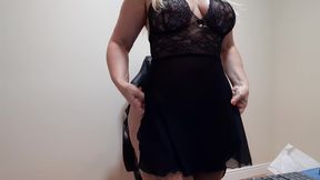 se exibindo com camisola preta e mostrando seu bumbumgg