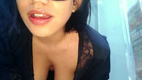 novinha passando oleo na sua bundao fico toda melada