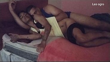 Entrei no quarto da minha enteada e comi o cu dela