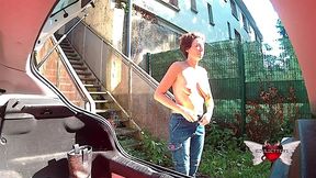 apres une visite de chantier, je me change... et un peu plus sur le parking