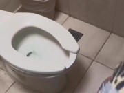 Sexo PÚBLICO, acabo de FIESTA y ME FOLLO en el BAÑO.