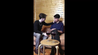 Domowy klip z amatorskimi chudymi gejowskimi dziwkami, z wielkim penisem ru*chanym w dupę