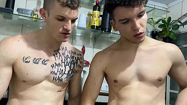 Carmona e Titi numa brotheragem na lavanderia