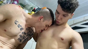 Carmona e Titi numa brotheragem na lavanderia