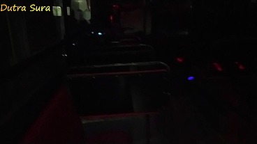 Estava tansando na poltrona do ônibus e me expulsaram. Então fui transar na cabine.