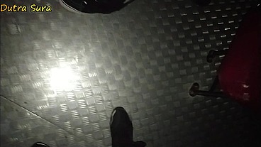 Estava tansando na poltrona do ônibus e me expulsaram. Então fui transar na cabine.