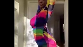 Negra Gostosa Rebolando A Bunda e os Peitos Grandes