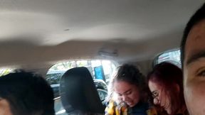putaria dentro do carro com duas loucas se pegando e todo mundo vendo