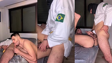 LUTADOR ME FAZ DE FÊMEA,METEU SEU PAU E UM CONSOLO AO MESMO TEMPO NO MEU CU ATÉ EU GOZAR. - COMPLETO