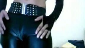 Comely webcm babe in tight leather pants teases with her ass