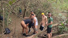 grupo de 20 homens e flagrado fazendo suruba ao ar livre no parque, sao paulo.