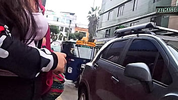 Se supone que ir&iacute_amos a ver una pel&iacute_cula, pero mi hermanastro me convenci&oacute_ para coger y hacer un video porno casero_ me hizo hacerle garganta profunda.