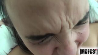 Dillion Harper, büyük klitorisi açıkta kalacak şekilde, kalçasından derinlemesine ilişkiye giriyor