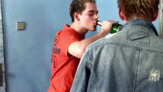 Český hřebec Mark Zebro si dává drsný gangbang bez sedla, buší a hluboko v krku