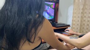 Mamada jugando fornite