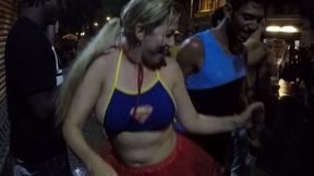 mirella mansur aprontando e fazendo far putaria na rua augusta no carnaval de rua de sao paulo - ed junior - carolina carioca - binho ted