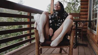 JASMINE GREY MASTURBATES OUTSIDE