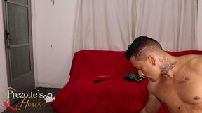 travesti se exibindo em sexo ao vivo na camera com baizinho pauzudo de 25 cm.