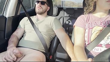 Punheta NA ESTRADA! Esposa dirige o carro enquanto marido bate punheta para aviliar o tesao