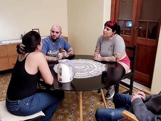 Pareja de lesbianas prueba pija por primera vez en un cuarteto con sus amigos