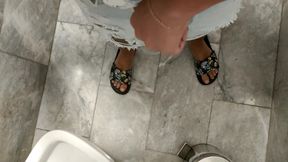 Piss on Own Feet - Cleaning Feet with Piss