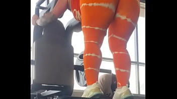 Andrealatina in the gym doing glutes????