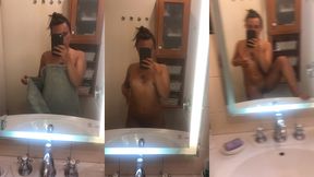 je sors de la douche, je suis toute nue sous ma serviette et je la fais tomber ...