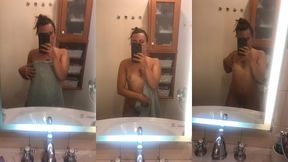 je sors de la douche, je suis toute nue sous ma serviette et je la fais tomber ...