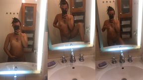 je sors de la douche, je suis toute nue sous ma serviette et je la fais tomber ...