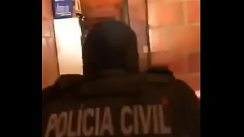 Agentes swat capturan a mujer gimiendo