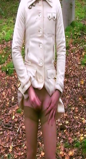 Ophelie jerks off his little cock in the woods of boulogne